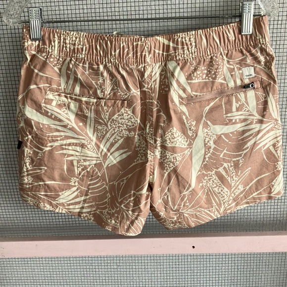 Vuori shorts size small like new condition - Picture 4 of 5